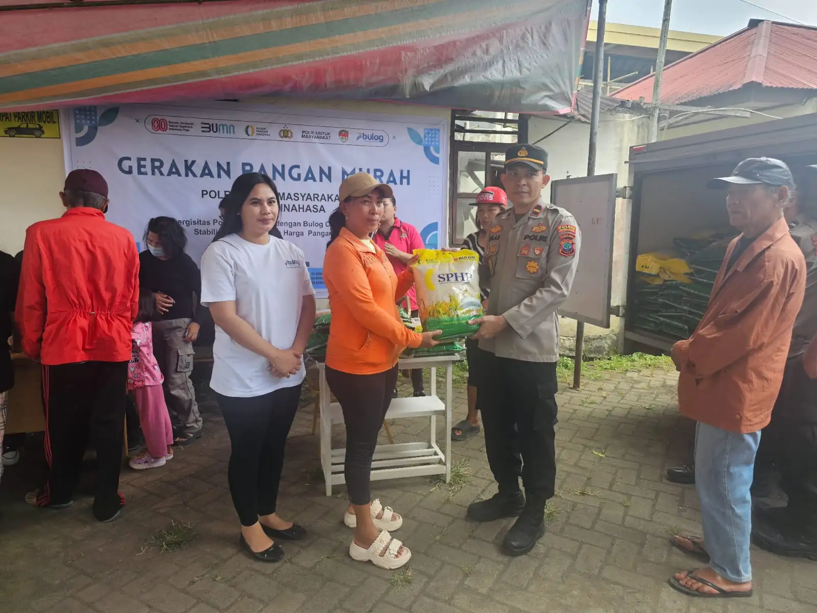 Polsek Langowan Barat Gelar Gerakan Pangan Murah, 2 Ton Beras Bulog Ludes Terjual
